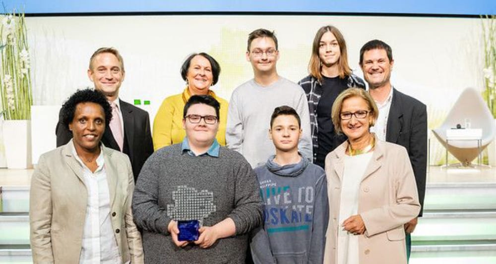 Wissenschaftspreis 2022 - Schüler mit Direktorin und Fachbereichsleiter