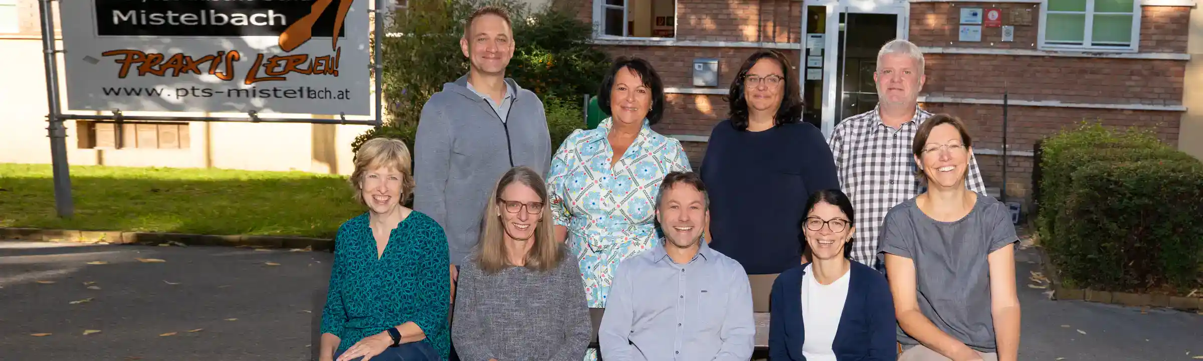 Engagiertes Team vor der Schule PTS Mistelbach, Ausbildung & Weiterbildung in Niederösterreich.